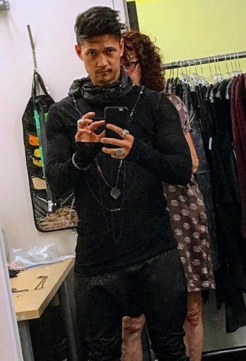 LightwoodBane96's tweet photo. Magnus Bane's #ShadowhuntersSeason2 outfits look incredible! Props to the wardrobe team👏🏻

How will we survive till January @HarryShumJr? https://t.co/fKSkQScBze