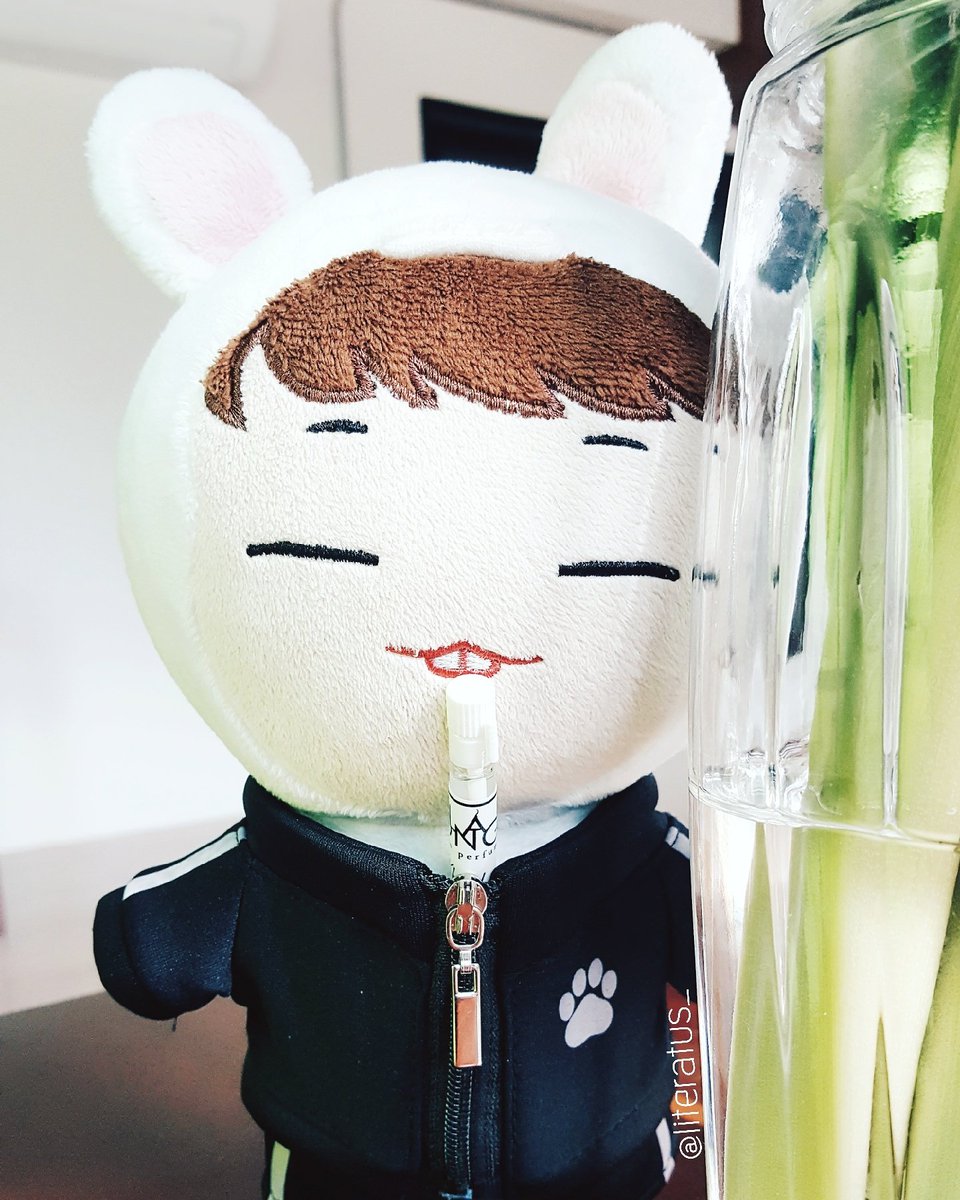 literatus_'s tweet photo. 🐰Make 'em whistle like a missile, bomb bomb~
👧1.คนละ whistle กับในเพลง
2.นี่เทสเตอร์น้ำหอม ไม่ใช่นกหวีด😂
#littleTfam https://t.co/oVwy09QQsd https://t.co/pq7rkVAcW7