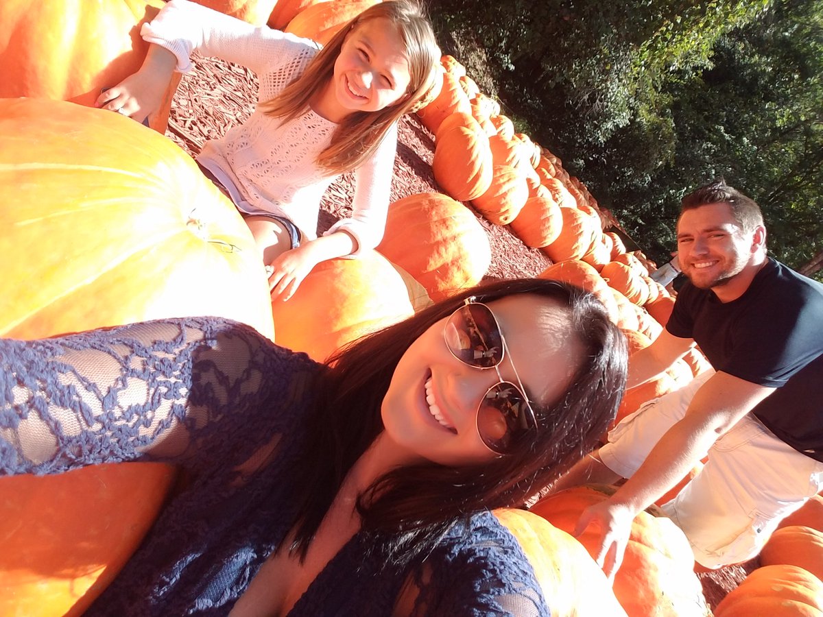 iishaa18's tweet photo. Had fun at #BurtsPumpkinPatch today! #itsfallyall #pumpkins #burtsfarm 🍁🍂🎃 @AngryNateFTW https://t.co/AgIlcVxftq