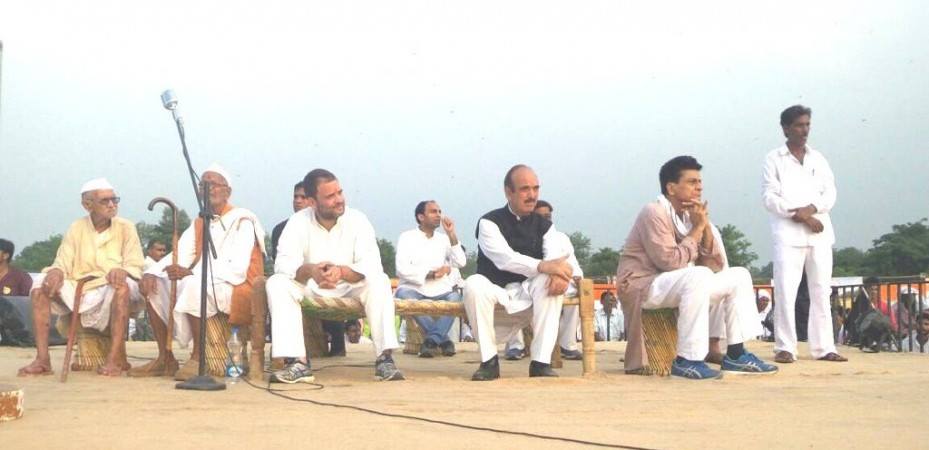 beingsaffron's tweet photo. #YouthCongressSatyagrah ये वही लूटेरे है जो जमीन्दारों की तरह खाट पे बैठ के किसानों की हित की बाते करते है।😜😜
@OfficeOfRG  
@sardanarohit https://t.co/CVNoT9Ccgc