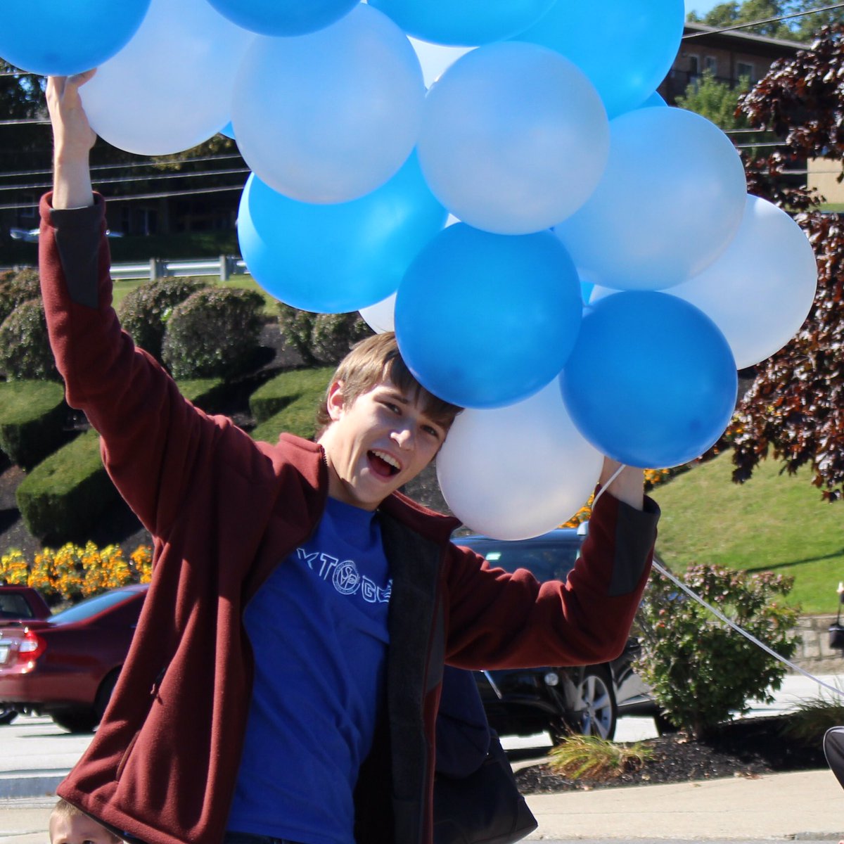 SVDPNextGen's tweet photo. Apparently Next Gen Members really like balloons! Lol 💙🎈 #FOPWalk2016 https://t.co/tKgMWzCODR