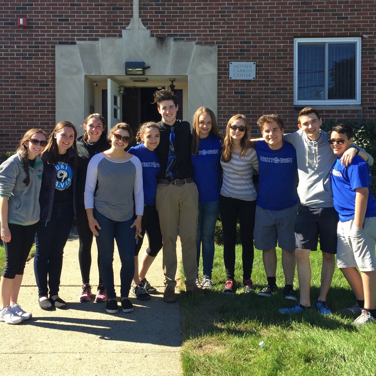 SVDPNextGen's tweet photo. Great day with our friends from @universityofri S.A.V.E.S. helping @ProvidenceSVDP with the #FOPWalk2016 ! https://t.co/admbPxF68S