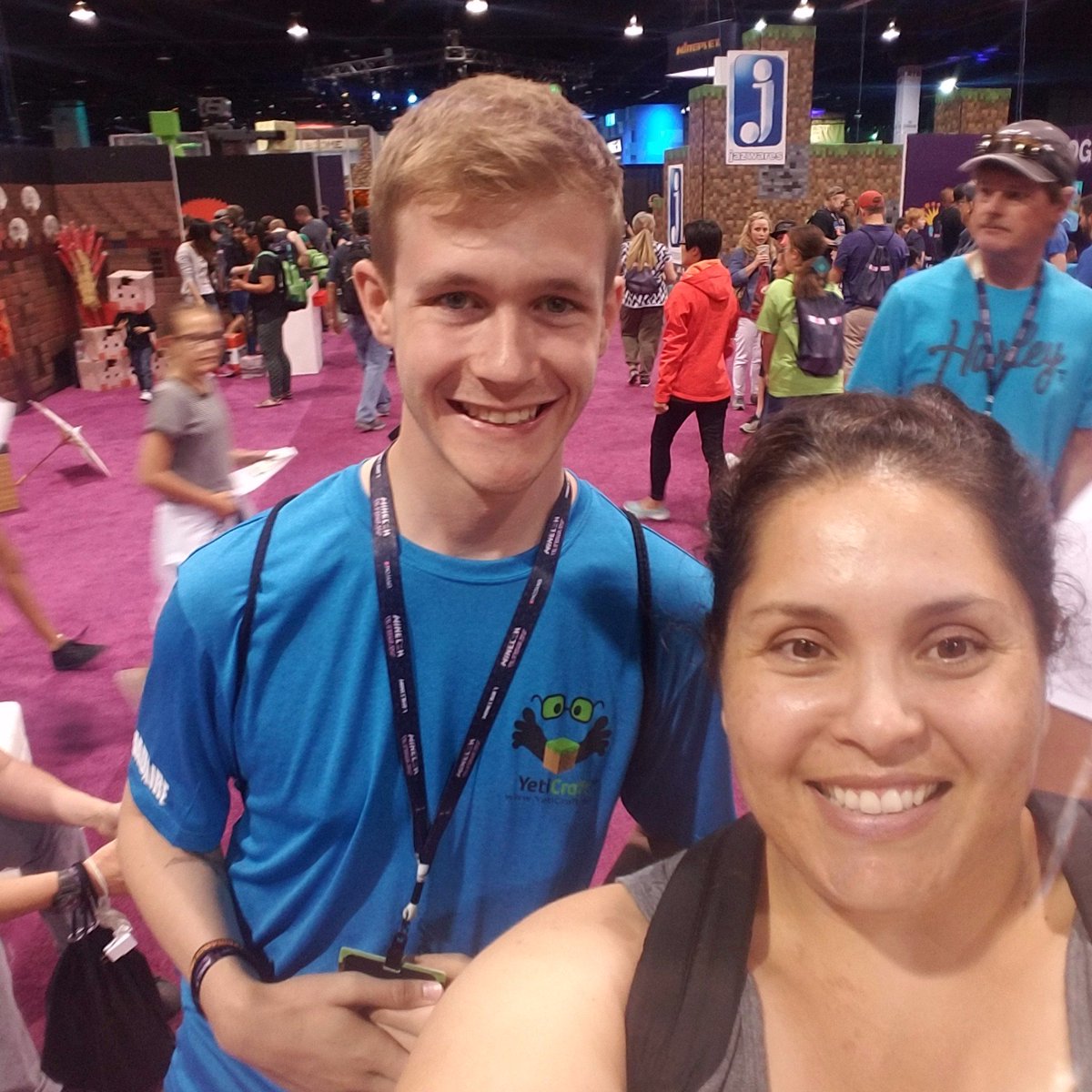 Kingstah1904's tweet photo. #yeticraft
#minecon2016 https://t.co/COLcrZtO11