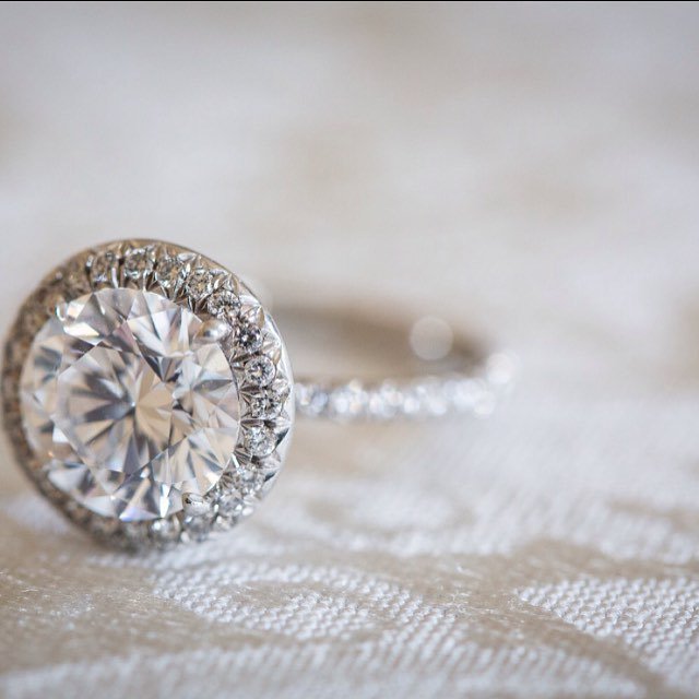 Speaking of stunning...this ring! 😍 So good via <a href="/gem_hunt/">Gemma Hunt</a> 💎 bit.ly/2ds4Sub