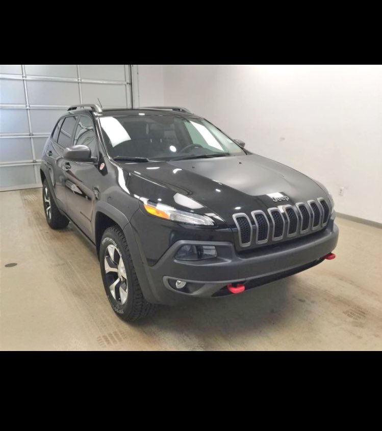 CourtneyS_04's tweet photo. Love that new car smell 🚙🚙#JeepCheeroke #TrailHawk #4X4 #AllMine https://t.co/odDq8NY4GT