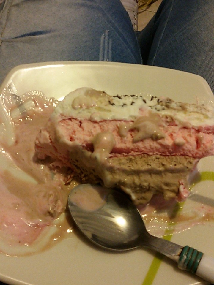 KgGeney's tweet photo. #Helado viendo el paspi https://t.co/k5cXrpVEQY
