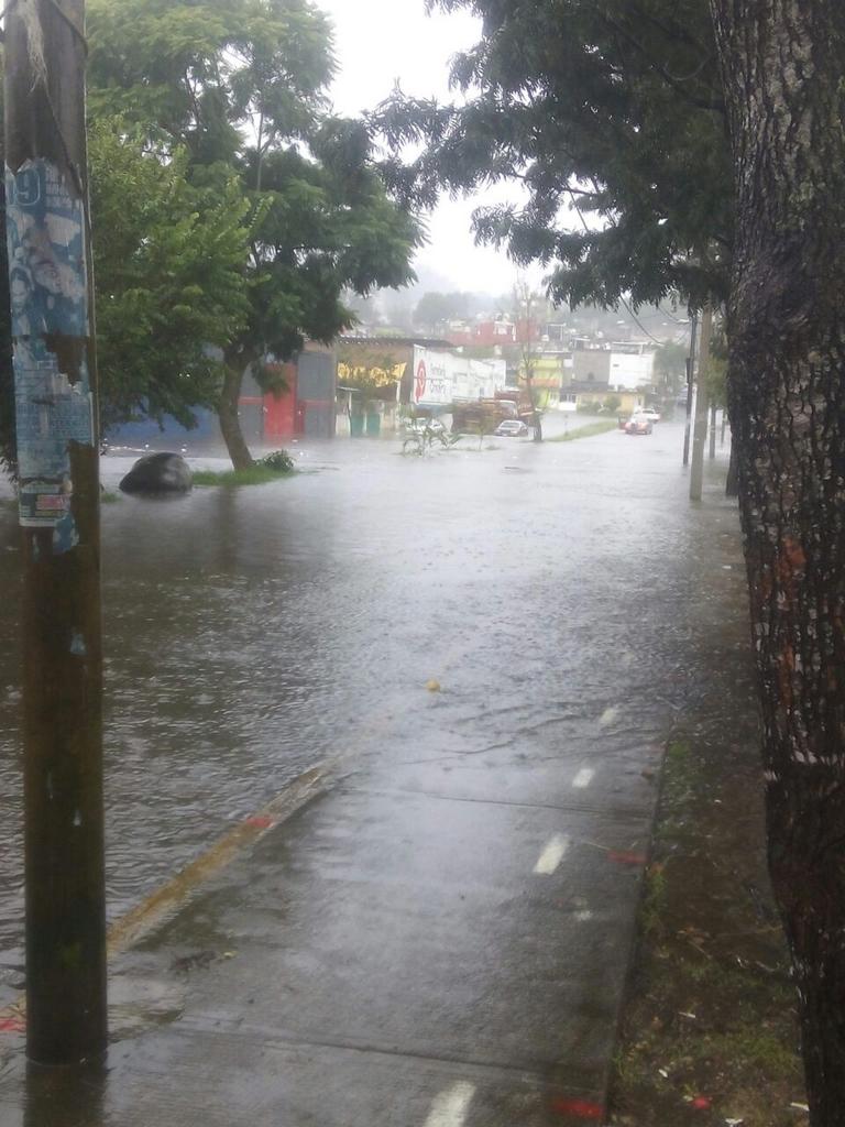 ELENAPBB's tweet photo. OTRA vez  inundado, coches botados, choques, sin poder entrar a mi hogar DESASOLVE  GILDARDO AVILES ATRAS D PANTEON https://t.co/gn13LYlVLA