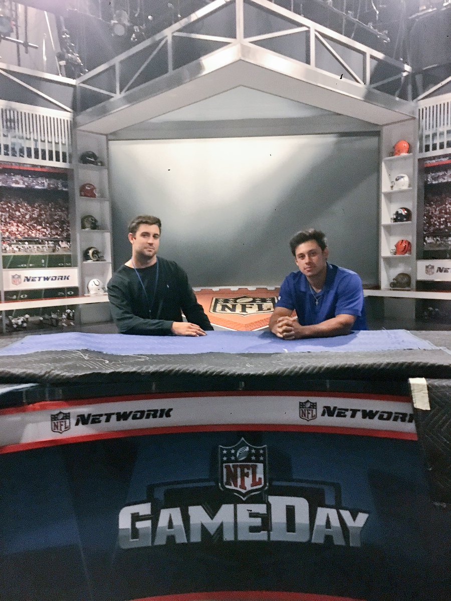 el_real_leal's tweet photo. Comin' to you "live" from the @nflnetwork #GameDayRoleCall @NFLGameDay https://t.co/7ELII5mXfF