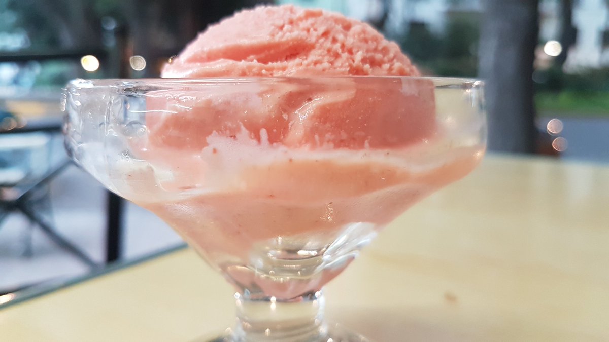 FoodHunterMex's tweet photo. Que gozadera venir en domingo a @NeveriaRoxy a echar mi favorito de mamey y echar chisme con las comadres 🍨❤😄✌ #comehelado https://t.co/TNowth32Pc
