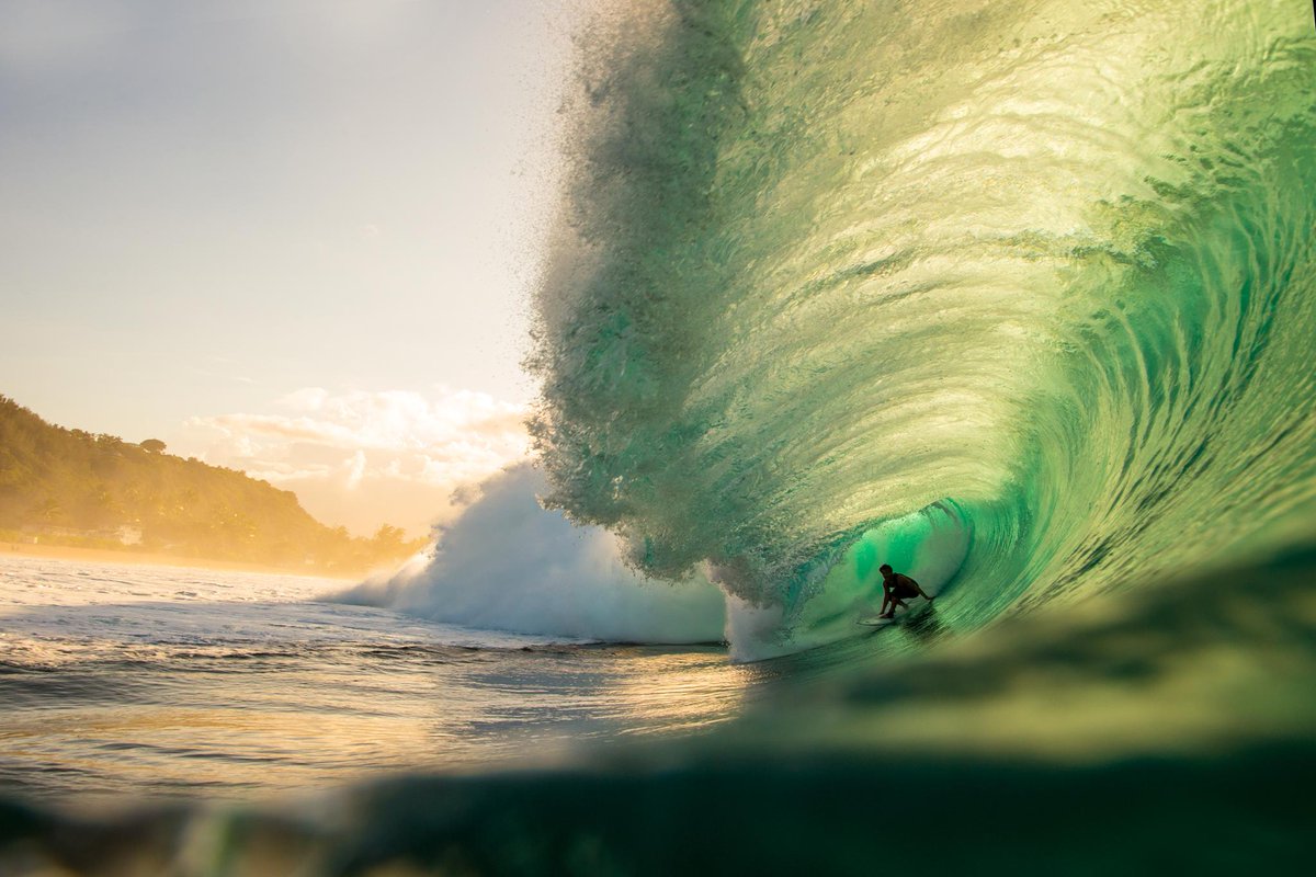 Coast the #Hawaii shorelines and capture the waves with @zaknoyle - Click here: Canon.us/53wn