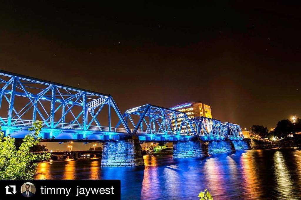 yeahTHATgr's tweet photo. Beautiful photo of the Blue Bridge in #yeahthatgrandrapids by @timmy_jaywest  #repost ・・・
… https://t.co/ojMSfzmTgN https://t.co/jGpcN5YeB3