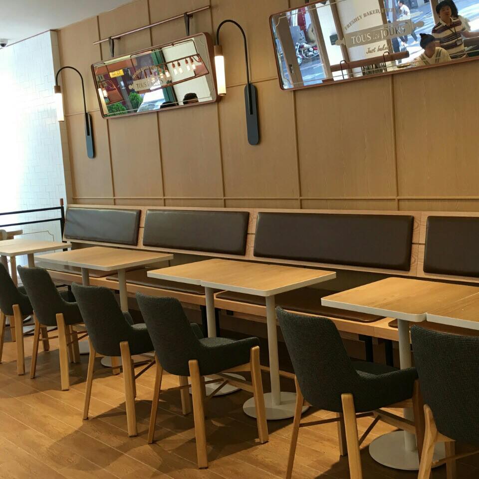 [우리동네 뚜레쥬르를 만나다]
부산 서면, 그 거리에 서면?
새 단장한 #뚜레쥬르_서면점 에서
갓 구운 빵 내음이 솔솔~

매장에 들어서면 
잉글리시 그린톤의 고급스러운 인테리어 
아늑한 좌석까지 있으니 만남의 장소로도 딱!