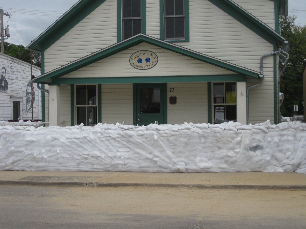 MidAm_EnergyCo's tweet photo. Sandbag wall stands ready to protect Czech Village business from floodwaters. https://t.co/BlSkNtbfjL