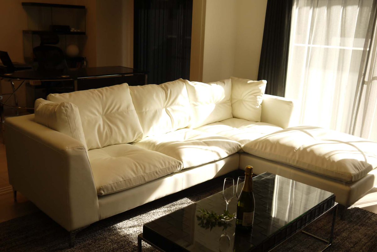 O Xrhsths 株 Imaeda Design Sto Twitter ホテルのような高級感あるクールな住まい シックで落ち着きを持たせながらも かっこよく男心をくすぐる空間のご提案 Imaedadesign ホテルライク インテリア コーディネート 白ソファ ベッドルーム リビング 仕事部屋