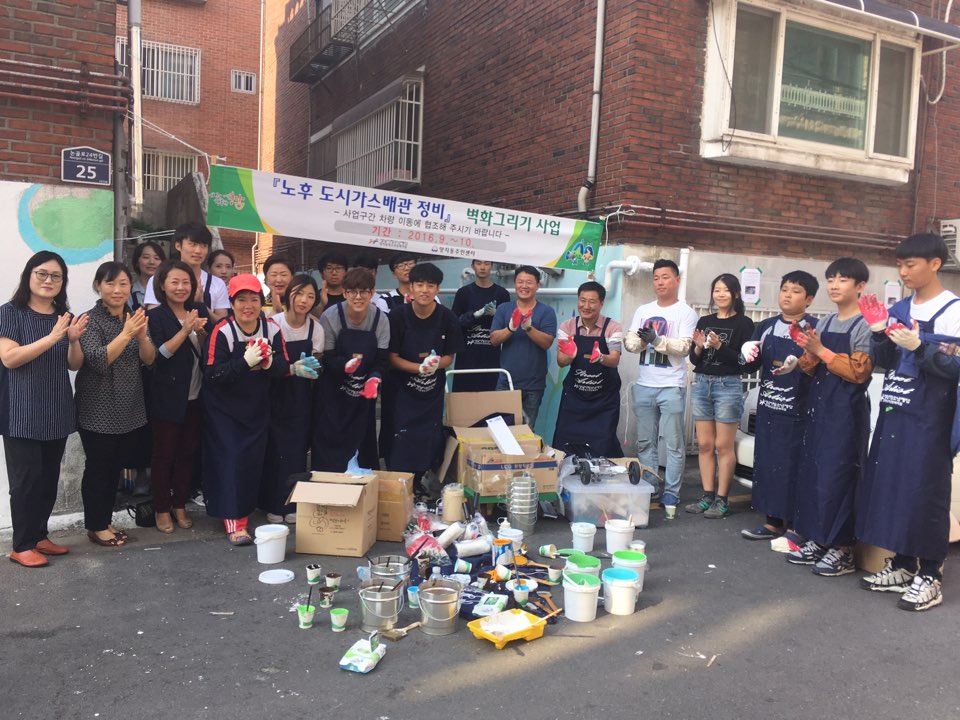 yangji2014's tweet image. #성남시 양지동에서 청소년문화의집과 함께
노후 도시가스배관을 중심으로
벽화그리기를 진행했습니다^^
작업하는 중에도 주민들의
벽화 요청이 계속 이어졌다고 하네요!