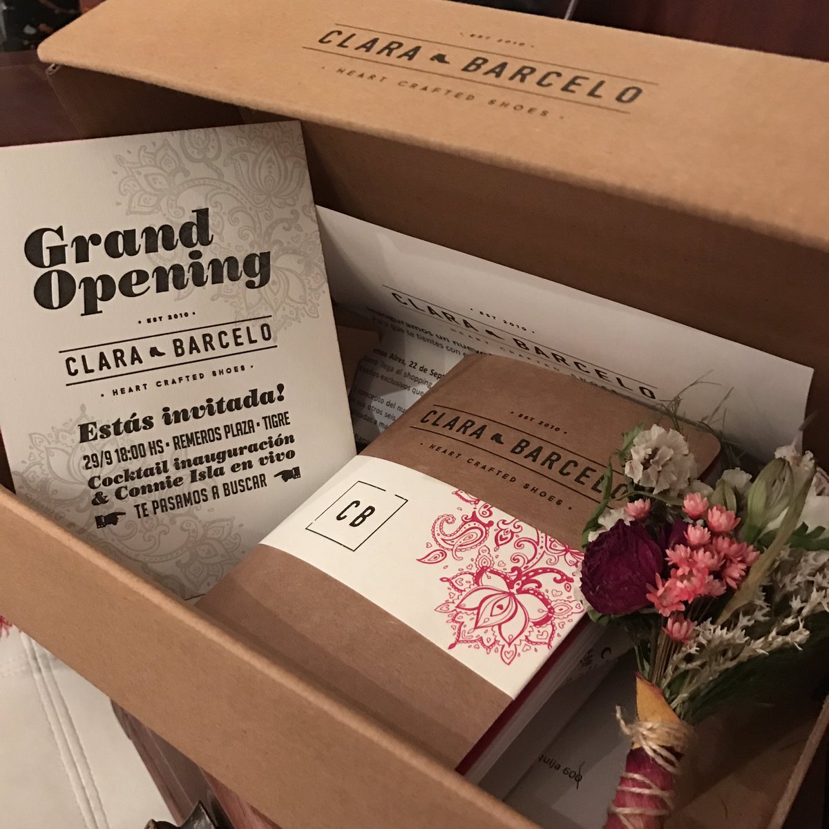 Qué lindo cuando te llega una invitación así y JUSTO celebran a las librianas... Merci #ClaraBarcelo