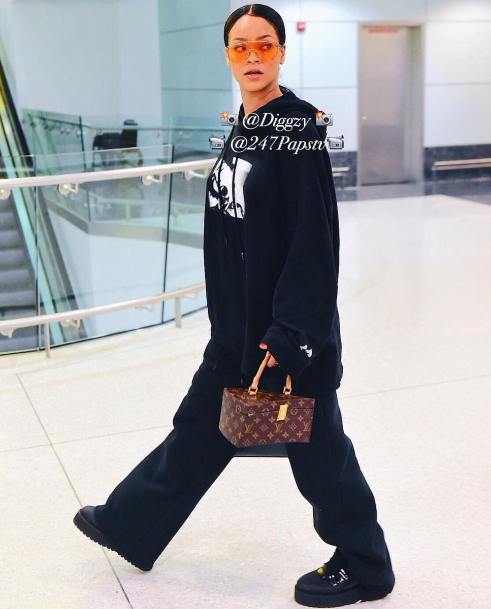 RihannaDaily's tweet photo. Rihanna is on her way to Paris. #ParisFashionWeek #FENTYxPUMA https://t.co/6mJguaUWdS