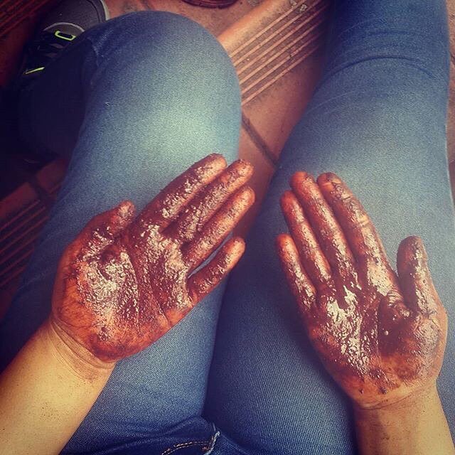 SenderodelCacao's tweet image. ¿Con cuál mano empezarías? 😋#chocolateproblems #cacao : @chocosoloficial  Chocolate🍫