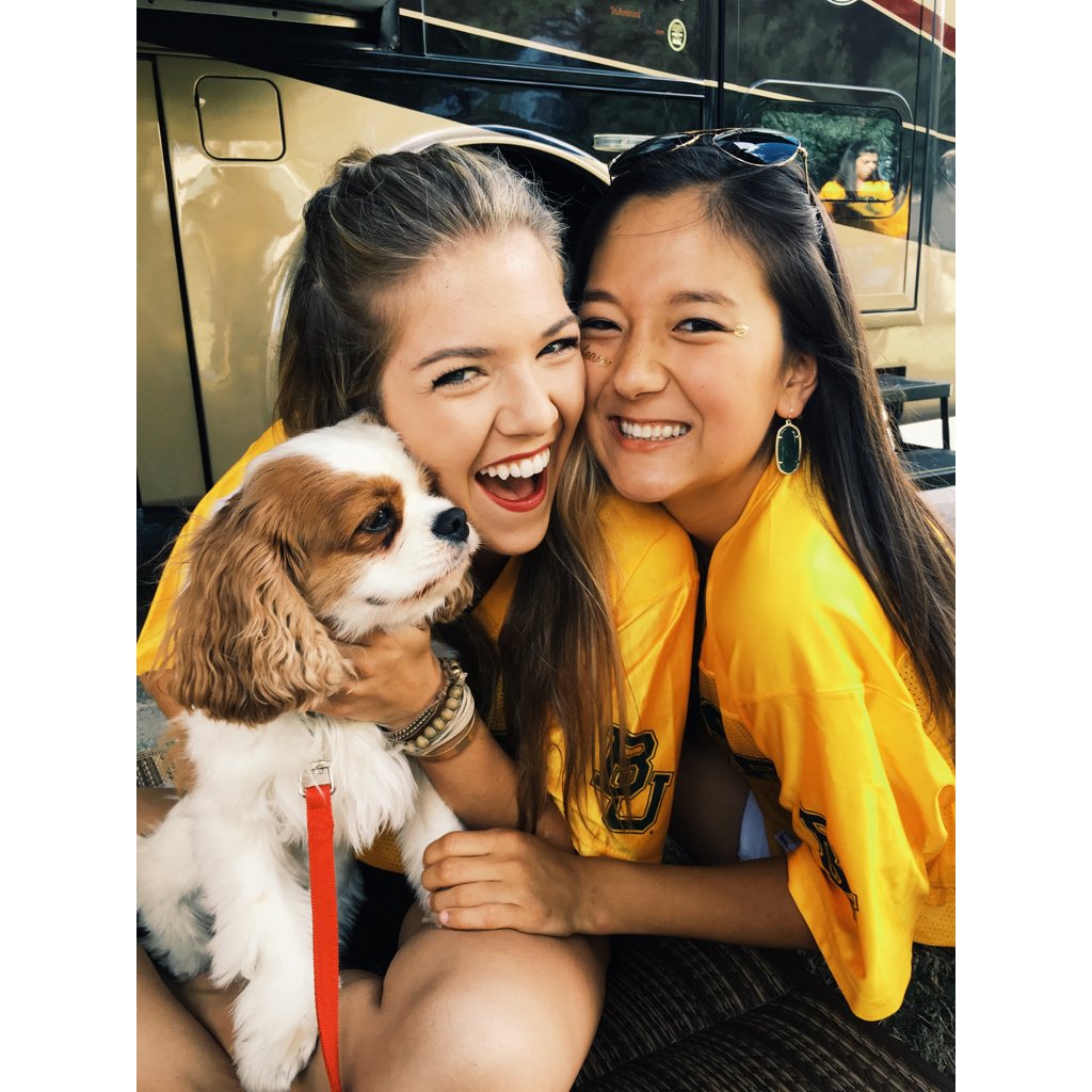 ashtonpeckinpah's tweet photo. puppy love๐พ #baylorvsosu https://t.co/04s7FpqXQz