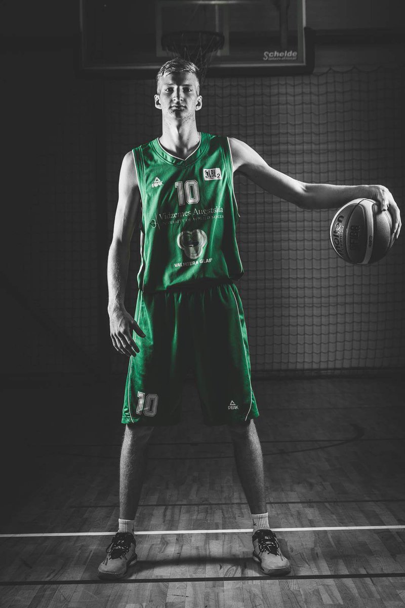 Siltus un saulainus sveicienus sūtam komandas spēlētājam Tomam Kohanovam <a href="/TKohanovs/">Toms Kohanovs</a> svētkos ! Lai izdodas iecerētais un piepildās kārotais!