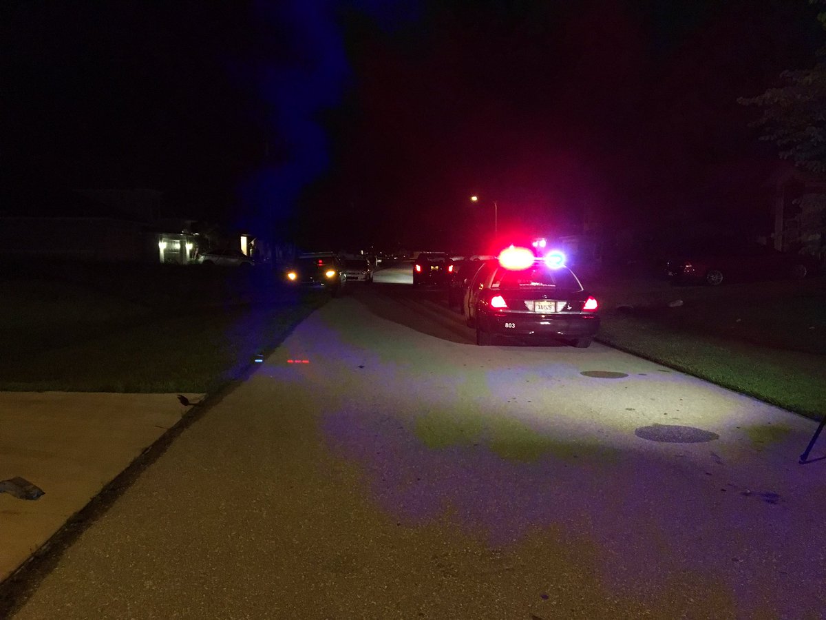 Fox4Now's tweet photo. JUST IN: Cape Coral looking for assault suspect wearing a Donald Trump mask. #BreakingNewsTracker https://t.co/pB8tz3eg1n
