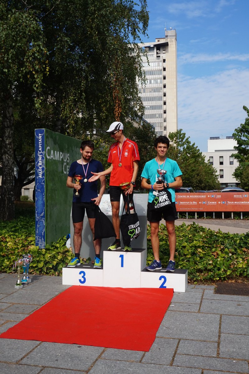 StrasEtudiants's tweet photo. #Runistra2016 : des podiums tout sourire ! Encore félicitations aux vainqueurs et à tous les participants. #Strasbourg #Unistra #SAE https://t.co/7NE6C6sUPA
