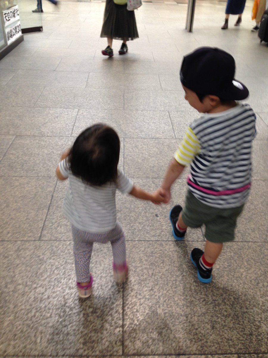 お手手つないで お手手つないで