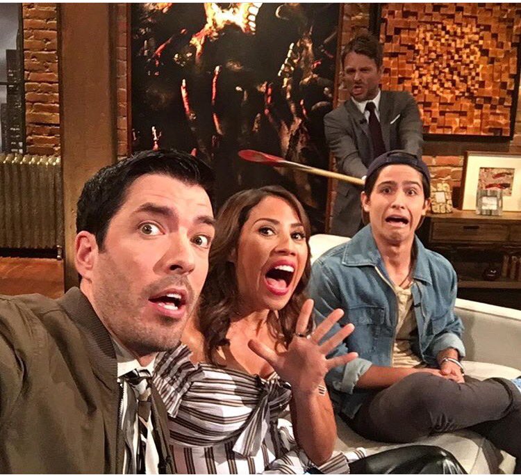 This is what happens in commercial breaks. 📸 <a href="/MrDrewScott/">Drew Scott</a> <a href="/hardwick/">ʞɔiwbɿɒH ꙅiɿʜƆ</a> <a href="/Lorenzohenrie/">lorenzo henrie</a> <a href="/AMCTalkingDead/">Talking Dead</a> #shenanigans #SundayFunday