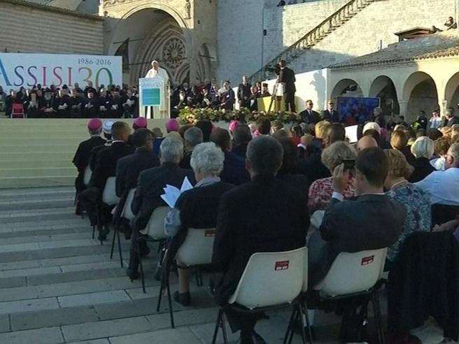Corriere's tweet photo. Il Papa  contro  il paganesimo dell'indifferenza https://t.co/Zep2YQjnx8 https://t.co/wgZJGXudU2