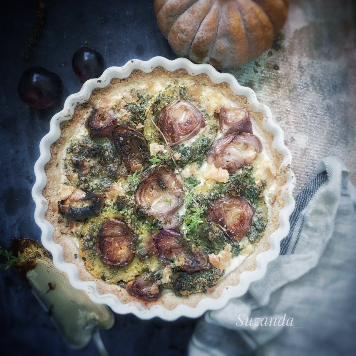 KipfiSuzanda's tweet photo. Tropea onion Delicata squash #vegan #quiche anyone ?? https://t.co/tMaBq9CXxn