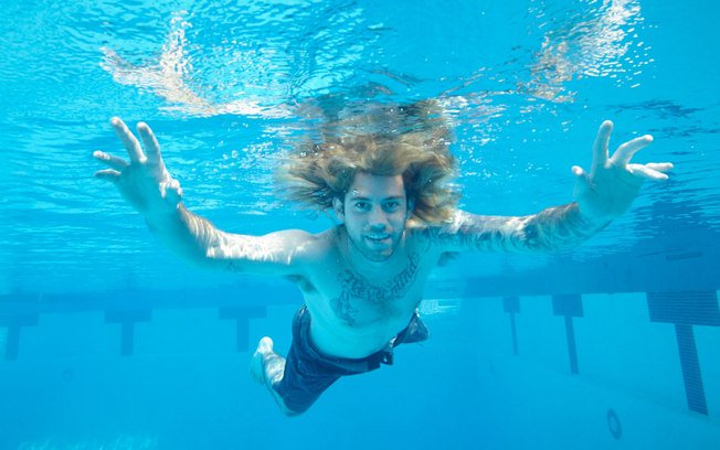 NirvanaFansUK's tweet photo. Nirvana: Bebê de Nevermind recria a capa (de novo) 25 anos depois -… https://t.co/WESlnbKuZf #Nirvana https://t.co/7rcjXLwqF3
