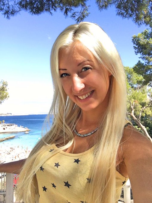 Klamotten aus und ab ins #Meer? 😍 https://t.co/5IbqeqBitb   #naked #Blondine #swimming #smile #happy