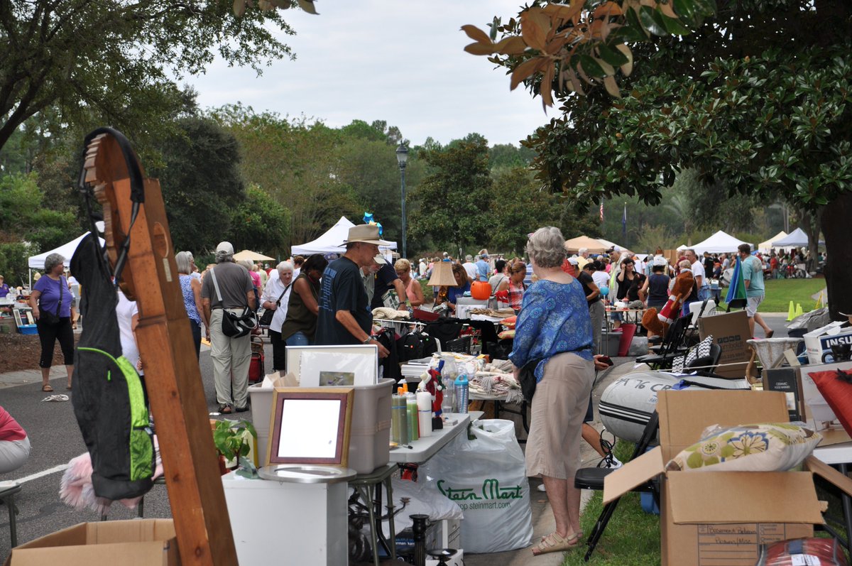SCHHCA's tweet photo. A great turn out and great finds at the Fall Parking Lot this Saturday, thanks to the Lifestyles team for such a great event! https://t.co/i5nznEP0Yq