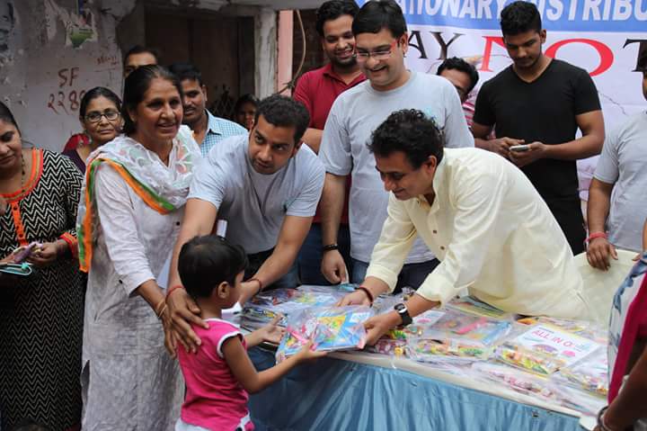 humanity4india's tweet photo. संस्था द्वारा दिल्ली के संगम विहार में किये गये सफल कार्यक्रम की कुछ तस्वीरें @PankajGupta7838 @HarshKalra_ @SanjayAzadSln https://t.co/4KteS923G0