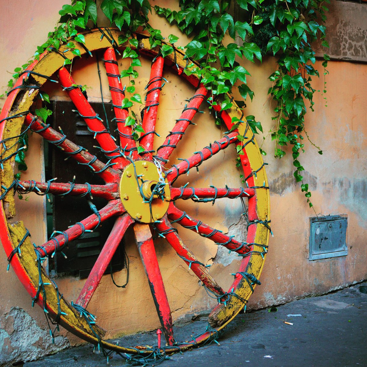 MoreOfRome1's tweet photo. Wheel of "fortune" in Trastevere.Take our walking tour of trastevere and food tours if Rome #trastevere #dayinrome #bestfood #pizzapasta https://t.co/kMMBljeUrY