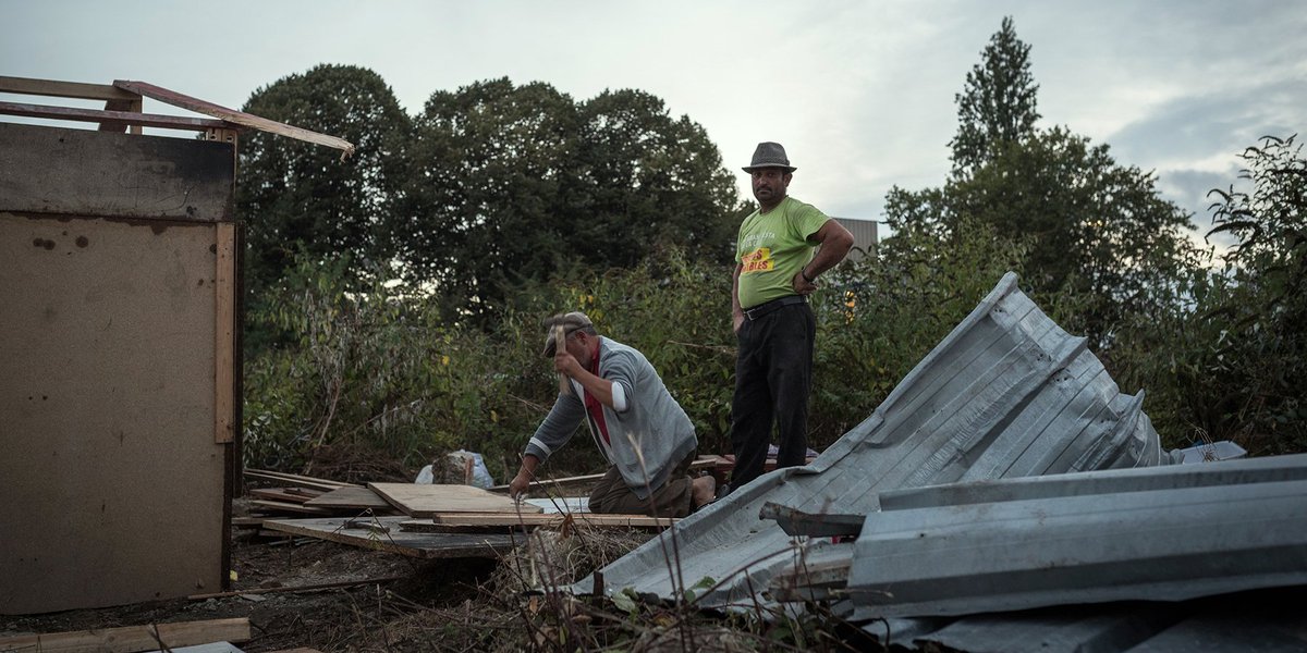 streetpress's tweet image. Murs en moquette et toits en contre-plaqué : On a construit un bidonville avec des Roms &amp;gt;&amp;gt; bit.ly/CampRoms