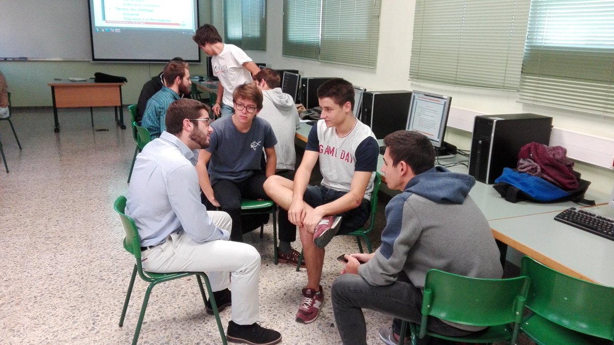 EUSSenginyeria's tweet photo. Comença una nova edició #XERPA (Xarxa d'Estudiants Retornant Part del seu Aprenentge) alumnes de 4t #MktInd ajuden als de 1r d' #Empresa https://t.co/cd0uhCN2vR