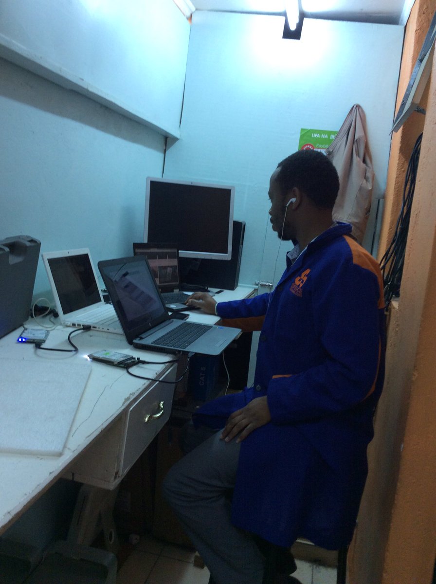 Splice_ke's tweet image. Our Senior technician on it. #freecomputerservice