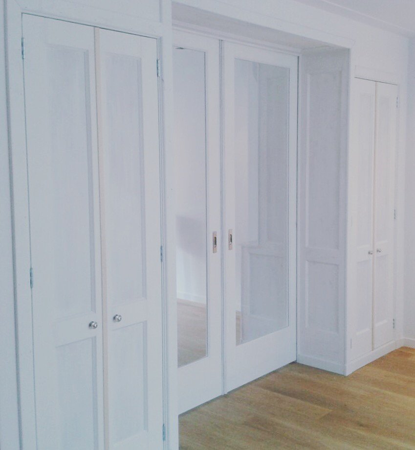 Kamer en suite met dichte kasten voor lekker veel opbergruimte! #kamerensuite #maatwerk #opbergen #waarlatenwealhetspeelgoed 😅