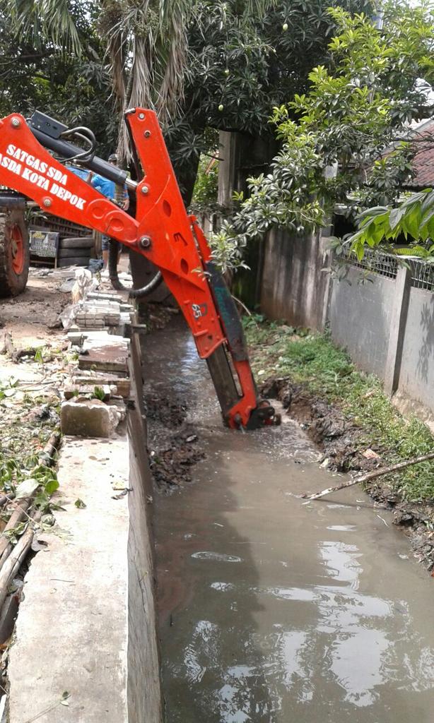 Sedang dilakukan pula Normalisasi saluran air di Jl Raya Cinere. Semoga Depok menjadi kota yg bersih, nyaman, dan layak huni. <a href="/IdrisAShomad/">Mohammad Idris</a>