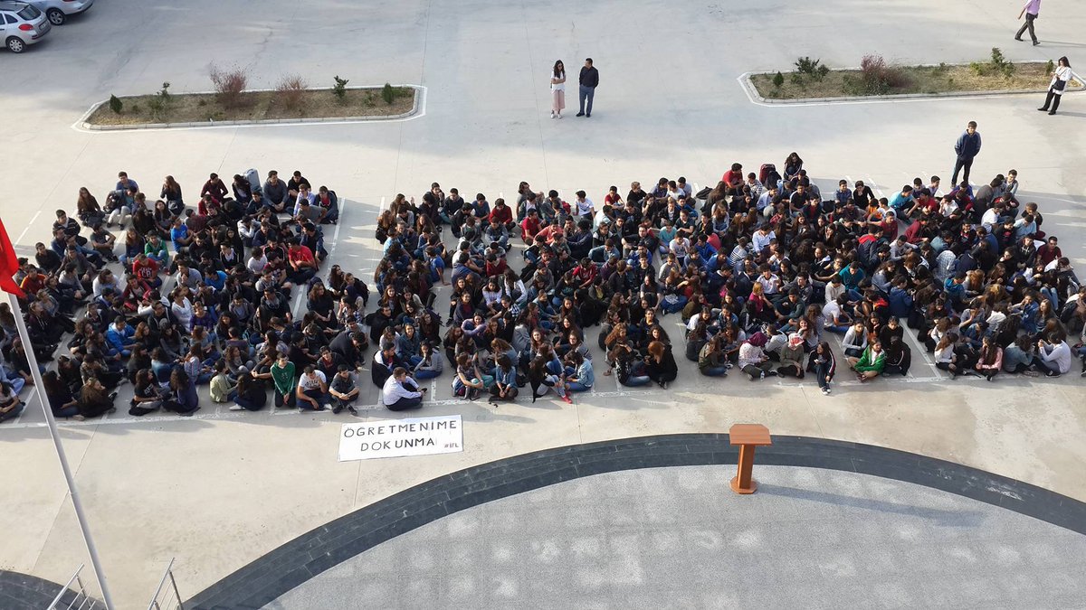 İzmir Fen Lisesi'nde oturma eylemi: Dokunmayın öğretmenlerimize!