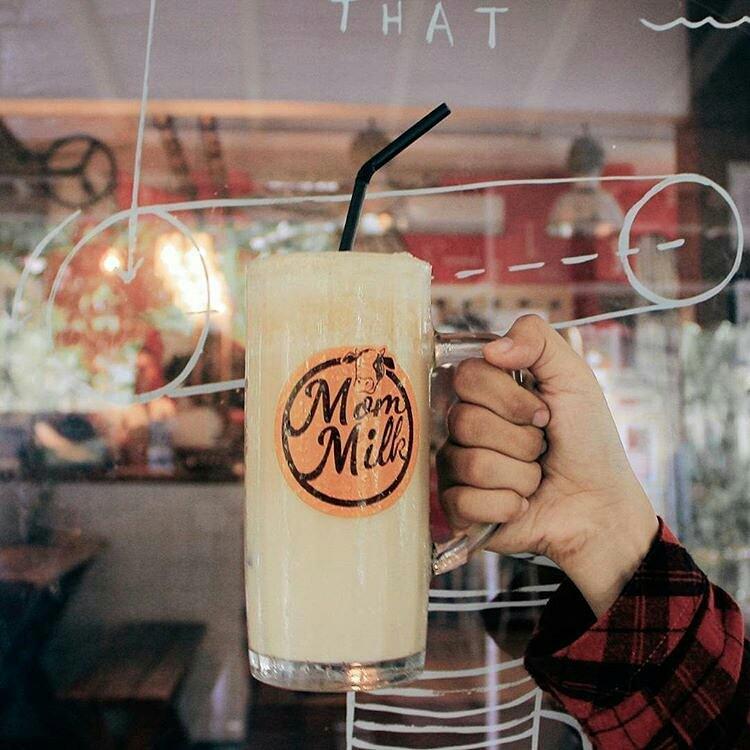 kaesangp's tweet photo. Bosen ngopi? Nyusu aja yuk di @MOMMILK_SOLO https://t.co/ExUQgXbgrj