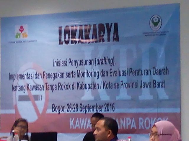 BidTrantibum's tweet photo. @DediMulyadi71 @satpolPP_Pwk @saepuddin_09 Lokakarya montring&amp;evaluasi perturan kwsan tnp rokok di kab/kota se jabar https://t.co/lWRNViue2R