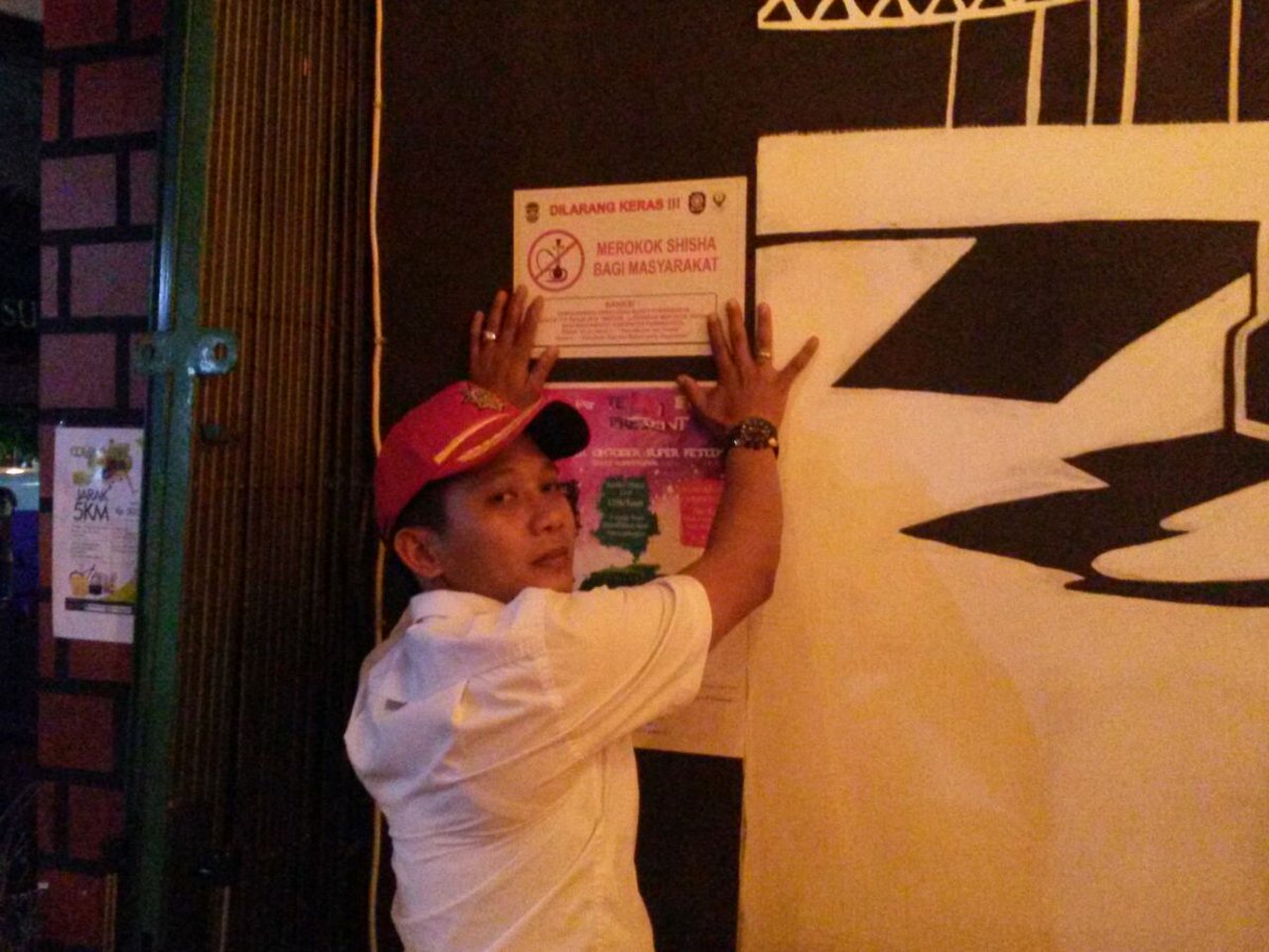 kecpurwakarta1's tweet photo. Operasi miras dan larangan penjualan sisha di seluruh cafe yg ada di pwk dpimpin Camat n' MP kota @DediMulyadi71 @satpolPP_Pwk @juddy_damkar https://t.co/yFDPe54mmB