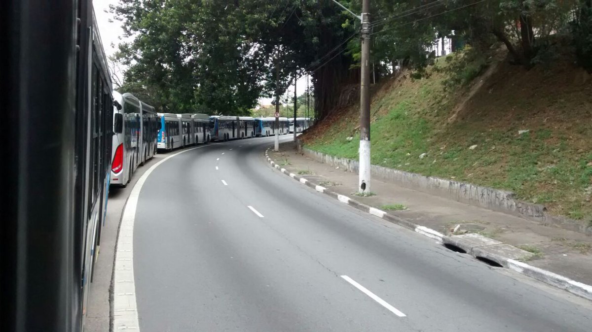 Fila de ônibus no corredor da Avenida Senador Teotônio Vilela, sentido Centro, na altura do Extra Cidade Dutra. Relato da Élida que encaminhou a imagem: