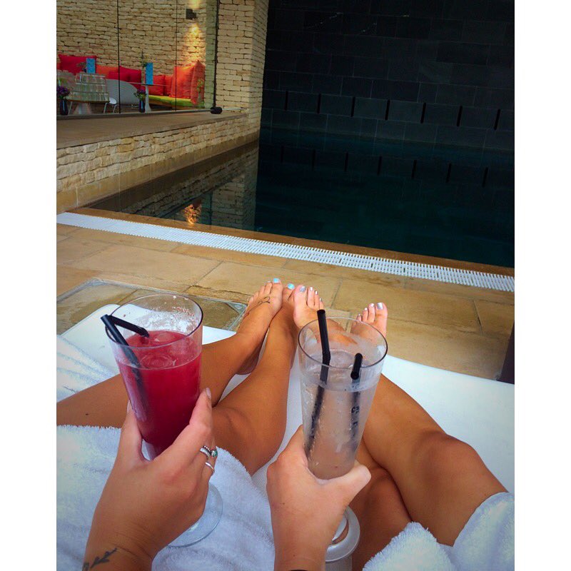 BethLTaylor's tweet image. Cocktails poolside ✨