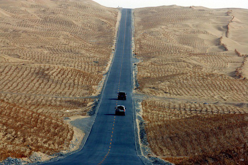 news24tvchannel's tweet photo. चीन ने रेगिस्तान में बनाया दुनिया का सबसे लंबा एक्सप्रेस-वे #China #Completes #Longest #DesertExpress https://t.co/Nz7i5lgfd2 https://t.co/Lzzxr1ixYA