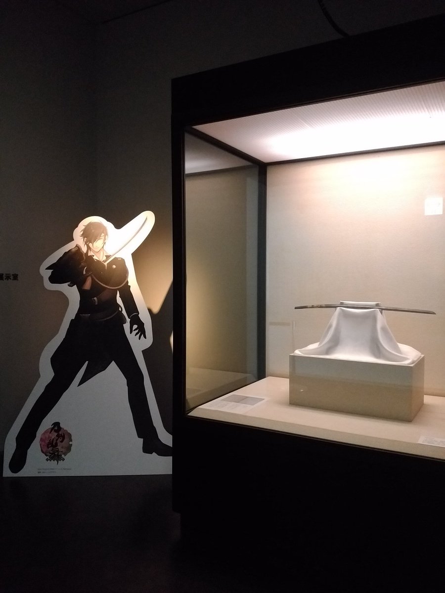 七夢 燭台切光忠って 刀剣乱舞の配信当初は 焼失して現存してない って言われてて ゲーム配信後に現存が確認された刀なんだよなぁ つまり 光忠の絵師さんは実物を見ずに光忠の配色を考えたわけで 色がまさかの奇跡の一致だったという驚き