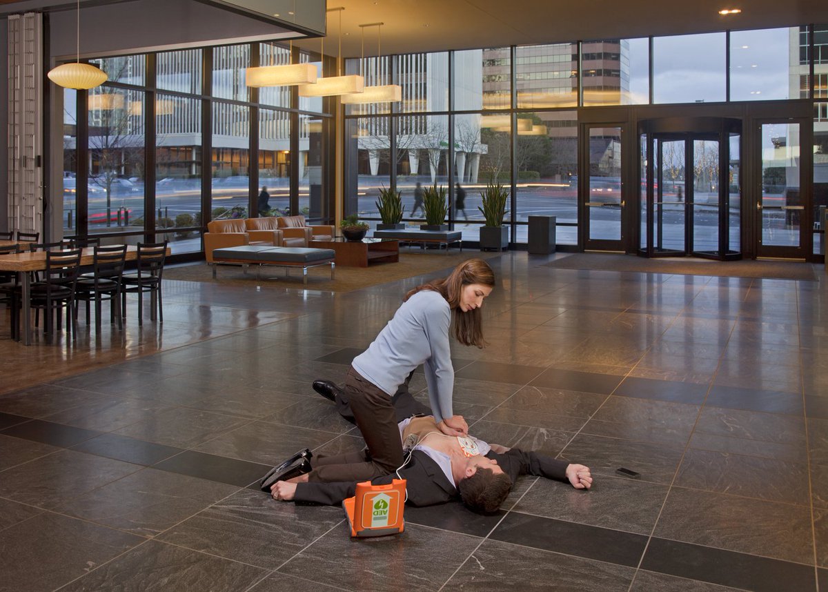 Beste AED beschikbaar unieke businessdeal #AED #hartveiligwonen #Knoops #BHV ow.ly/kfLl304ugGH