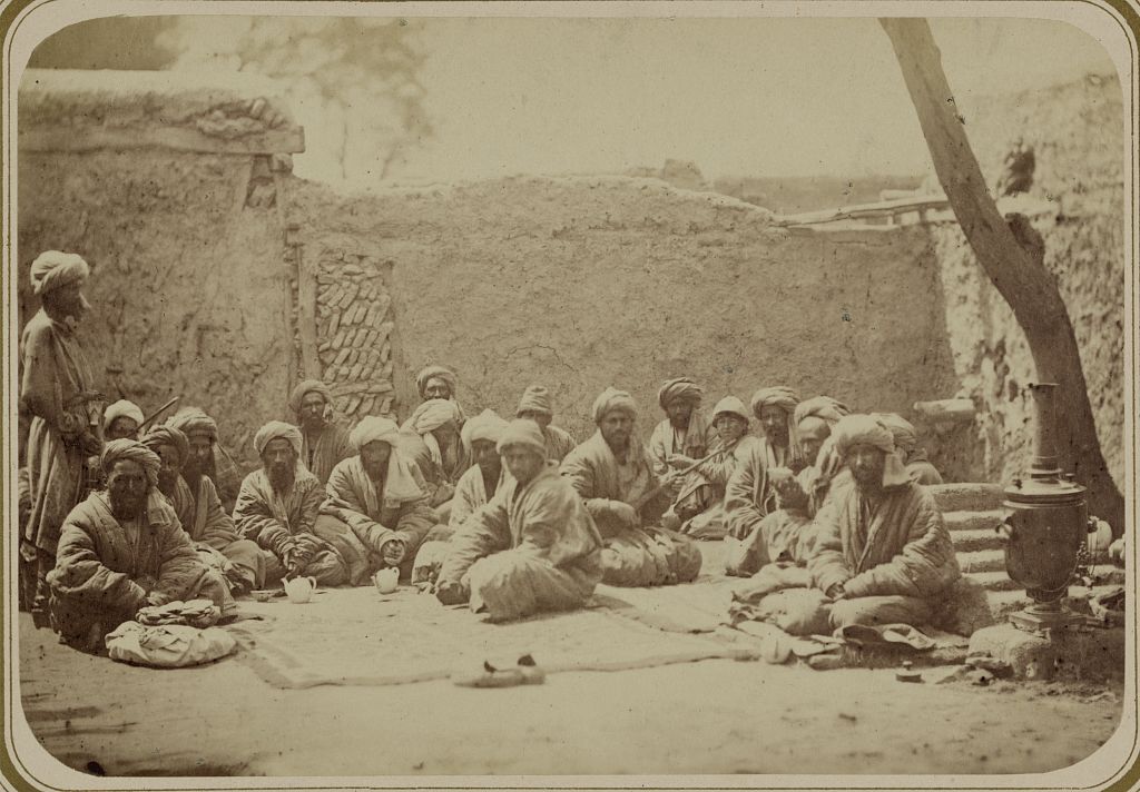 “جلسه في الهواء الطلق 1875م “ جلسة على الشاي والموسيقى .. يلاحظ أن الجو بارد لذا على اليمين كأنها مدفأة وكذلك نوعية ملابسهم شتويه ..